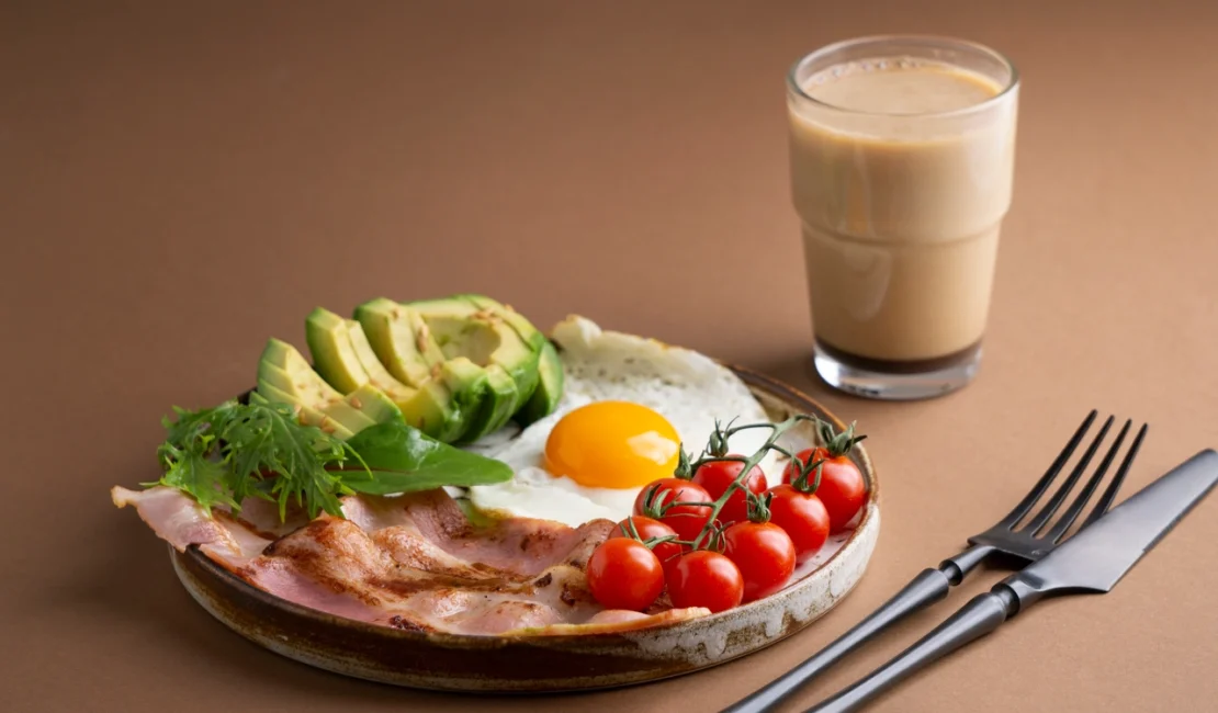 A variety of healthy breakfast options like eggs, oatmeal, smoothies, and fruit bowls that help with weight loss