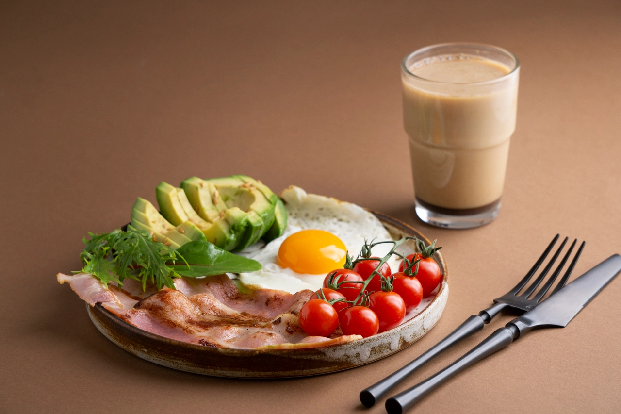 A variety of healthy breakfast options like eggs, oatmeal, smoothies, and fruit bowls that help with weight loss